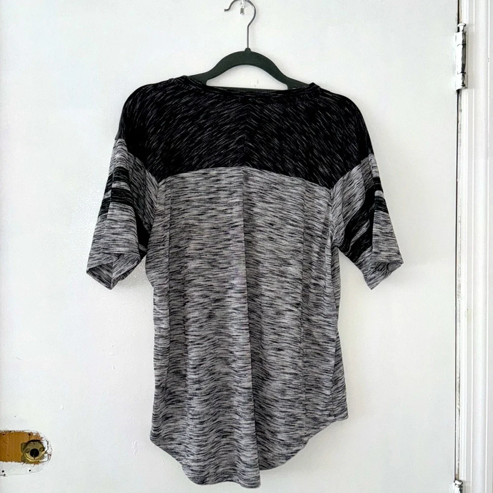 Disney lion king t shirt. Like new. - Picture 4 of 4